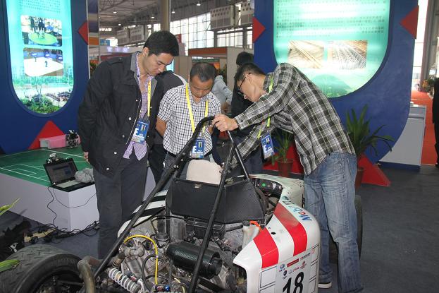 观众参观我校大学生方程式赛车