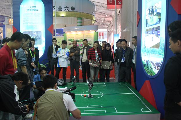机器人足球受关注