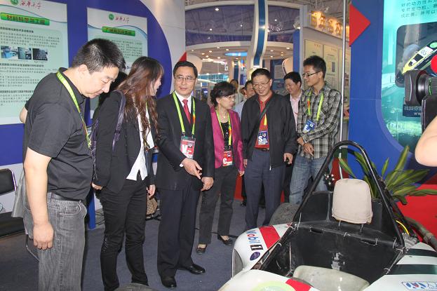 四川省科技厅厅长彭宇行（左三）一行参观我校展示区